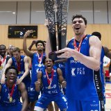 Les joueurs de Fribourg Olympic avec le trophée de champion décroché en mai KEYSTONE/ALESSANDRO CRINARI